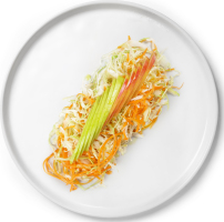 Салат с молодой капусты и яблоком