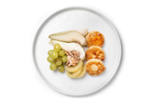 Боул із сирниками та фруктами