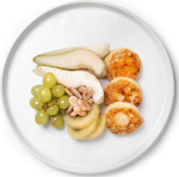 Боул із сирниками та фруктами