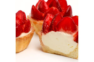 Пирожное Корзинка клубничная