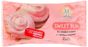 Булочка в глазурі зі смаком полуниці Sweet bun Рома м/у 0.16кг