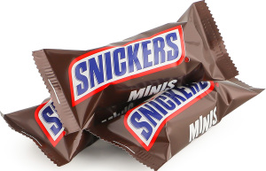 Батончик зі смаженим арахісом, карамеллю і нугою вкритий молочним шоколадом Minis Snickers кг