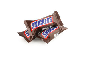 Батончик зі смаженим арахісом, карамеллю і нугою вкритий молочним шоколадом Minis Snickers кг